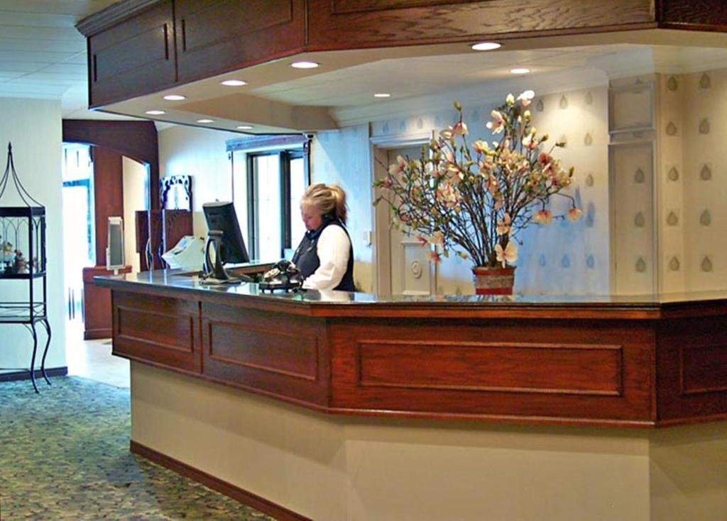 Ambassador Hotel Съдбъри Екстериор снимка