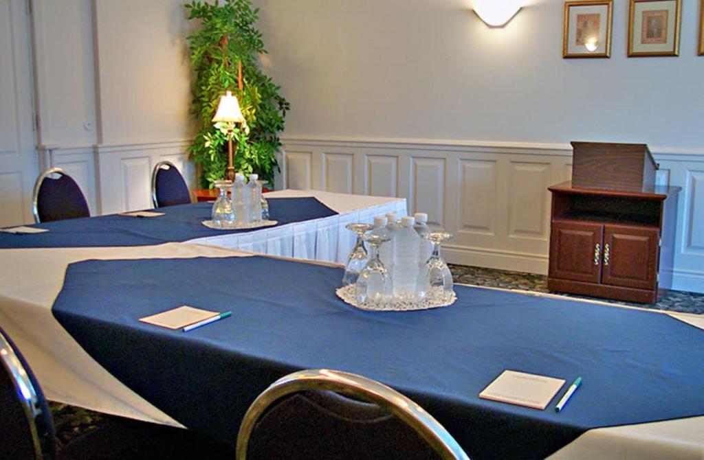 Ambassador Hotel Съдбъри Екстериор снимка