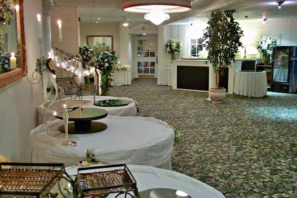 Ambassador Hotel Съдбъри Екстериор снимка