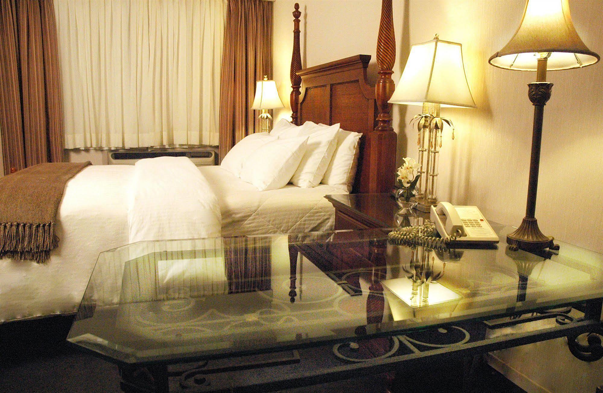 Ambassador Hotel Съдбъри Екстериор снимка