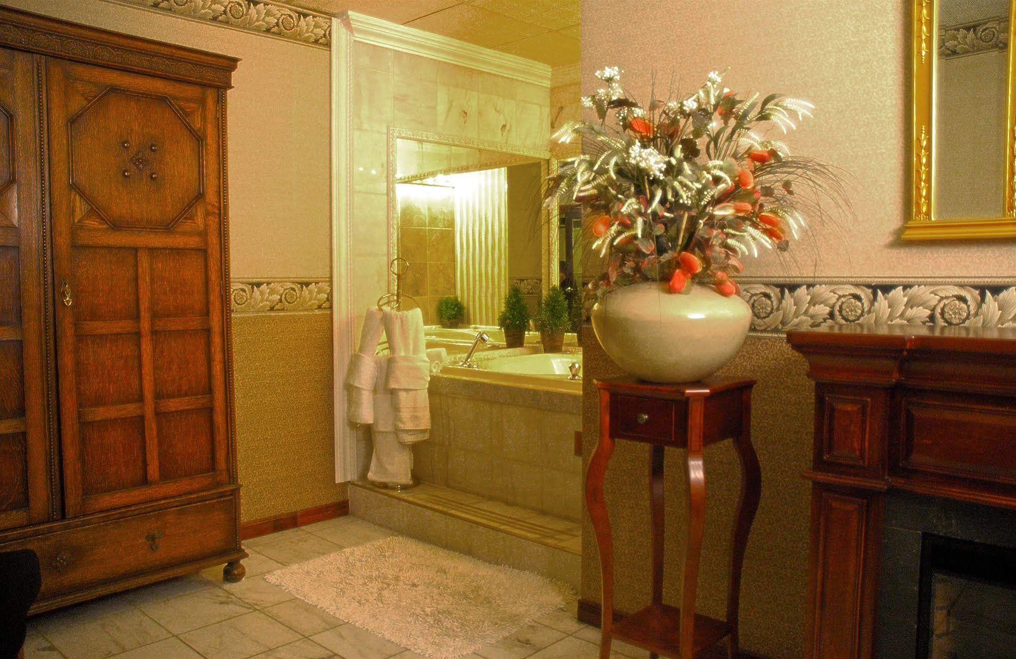 Ambassador Hotel Съдбъри Екстериор снимка