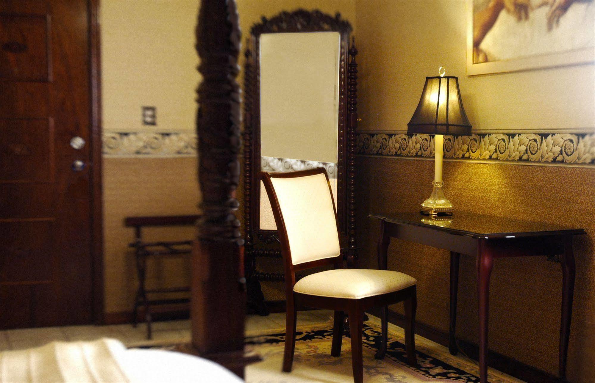 Ambassador Hotel Съдбъри Екстериор снимка
